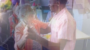 Parti şapkalı, partide dans eden gülümseyen yaşlı çiftin üzerinde parlayan ışığın animasyonu. emeklilik ve mutlu yaşlı yaşam konsepti dijital olarak oluşturulmuş video.