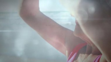 Deniz kenarında yoga yapan mutlu yaşlı kadının portresinin üzerinde parlayan ışığın animasyonu. emeklilik ve yaşlı yaşam konsepti dijital olarak oluşturulmuş video.