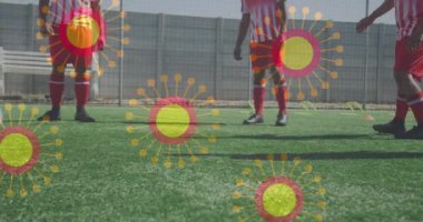 Boş spor stadyumunda Amerikan bayrağı üzerinde covid 19 hücrenin animasyonu. küresel koronavirüs salgını, spor ve rekabet konsepti dijital olarak oluşturulmuş video.