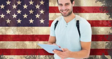 Amerikan bayrağı üzerinde tablet kullanan erkek öğrenci animasyonu. Vatanseverlik, eğitim ve kutlama konsepti dijital olarak oluşturulmuş imaj.
