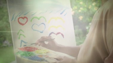 Gülümseyen yaşlı kadın resminin üzerinde parlayan ışığın animasyonu. emeklilik ve sağlıklı yaşlı yaşam konsepti dijital olarak oluşturulmuş video.