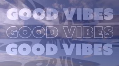 Mavi gökyüzündeki bulutlara karşı hareket eden çok sayıda iyi titreşim metni. pozitif mesaj ve tipografi kavramı