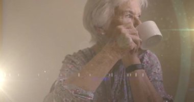 Çay içen son sınıf öğrencisinin üzerine parlayan ışığın animasyonu. emeklilik ve yaşlı yaşam konsepti dijital olarak oluşturulmuş video.