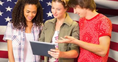Amerikan bayrağı üzerinde tablet kullanan çeşitli öğrenci gruplarının canlandırması. Vatanseverlik, eğitim ve kutlama konsepti dijital olarak oluşturulmuş imaj.