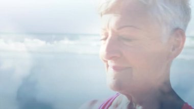 Mutlu yaşlı kadın portresinin üzerinde parlayan ışığın animasyonu. emeklilik ve yaşlı yaşam konsepti dijital olarak oluşturulmuş video.