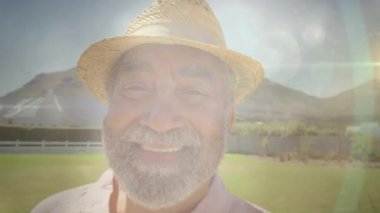 Mutlu son sınıf öğrencisinin portresinin üzerinde parlayan ışığın animasyonu. emeklilik ve yaşlı yaşam konsepti dijital olarak oluşturulmuş video.
