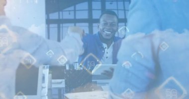 İş adamlarının tokalaştığı ikonlar üzerine 5G metnin animasyonu. küresel ağlar, teknoloji ve dijital arayüz konsepti dijital olarak oluşturulmuş video.