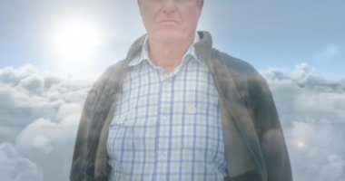 Bulutların üzerinde parlayan ışığın canlandırması. emeklilik ve mutlu yaşlı yaşam konsepti dijital olarak oluşturulmuş video.