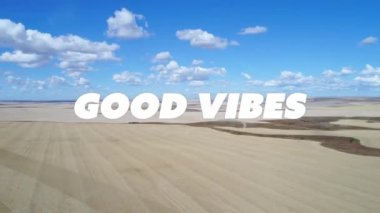 İyi titreşimlerin animasyonu manzara üzerinde metinler ve arka planda bulutlar. Retro video oyunu ve iletişim konsepti dijital olarak oluşturulmuş görüntü.