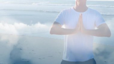 Deniz kenarında yoga yapan mutlu son sınıf öğrencisinin üzerinde parlayan ışığın animasyonu. emeklilik ve yaşlı yaşam konsepti dijital olarak oluşturulmuş video.