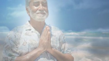 Deniz kenarında yoga yapan mutlu son sınıf öğrencisinin portresinin üzerinde parlayan ışığın animasyonu. emeklilik ve yaşlı yaşam konsepti dijital olarak oluşturulmuş video.