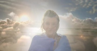 Mutlu yaşlı kadın portresinin üzerinde parlayan ışığın animasyonu. emeklilik ve yaşlı yaşam konsepti dijital olarak oluşturulmuş video.