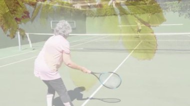 Tenis oynayan mutlu yaşlı çiftin üzerinde parlayan ışığın animasyonu. emeklilik ve yaşlı yaşam konsepti dijital olarak oluşturulmuş video.