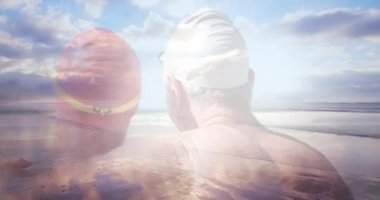 Deniz kenarında yüzme şapkalı mutlu çiftin üzerinde parlayan ışığın animasyonu. emeklilik ve yaşlı yaşam konsepti dijital olarak oluşturulmuş video.