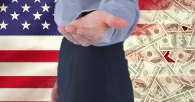 Amerikan bayrağı ve banknotlarına uzanan kadın animasyonu. Vatanseverlik ve kutlama konsepti dijital olarak oluşturulmuş imaj.