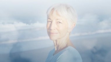 Mutlu yaşlı kadın portresinin üzerinde parlayan ışığın animasyonu. emeklilik ve yaşlı yaşam konsepti dijital olarak oluşturulmuş video.