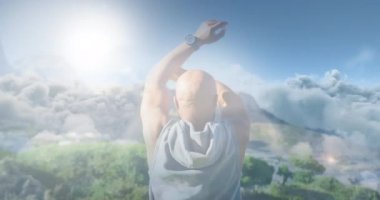 Yaşlı adamın egzersiz ve bulutların arkasındaki parlak ışıkların animasyonu. emeklilik ve yaşlı yaşam konsepti dijital olarak oluşturulmuş video.