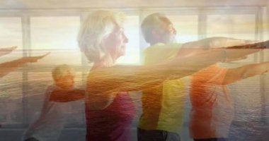 Yaşlı erkek ve kadınların egzersiz ve bulutların arkasında parlayan ışıkların animasyonu. emeklilik ve yaşlı yaşam konsepti dijital olarak oluşturulmuş video.