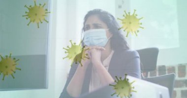 Ofiste yüz maskesi takan düşünceli bir kadına karşı hareket eden kovan 19 hücresinin işaretini durdurun. Coronavirus covid-19 salgın konsepti