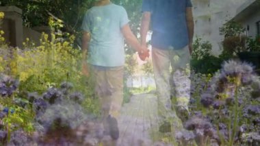 Yaşlı çiftin el ele tutuşması ve yürümesi üzerine çayır animasyonu. emeklilik ve yaşlı yaşam konsepti dijital olarak oluşturulmuş video.