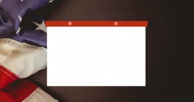 Amerikan bayrağı üzerinde hareket eden sembolik şablon kartı ve oylama metninin animasyonu. Vatanseverlik ve kutlama konsepti dijital olarak oluşturulmuş imaj.