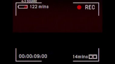 Siyah video oynatma arayüzü ekranındaki mavi ve pembe parazitlerin animasyonu. dijital arayüz, renk ve hareket konsepti, dijital olarak oluşturulmuş video.