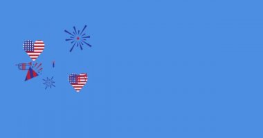 Amerikan bayrakları ve bağımsızlık günü simgeleri mavi arka planda hareket ediyor. Vatanseverlik ve kutlama konsepti dijital olarak oluşturulmuş imaj.