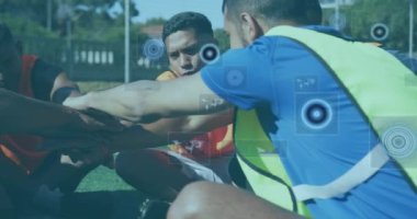 Veri işleme ile dijital arayüz, el işi yapan erkek futbolcu takımına karşı. Spor, spor ve teknoloji konsepti