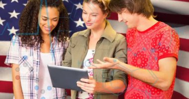 Amerikan bayrağı üzerinde hareket eden tablet kullanan çeşitli öğrenci gruplarının animasyonu. Vatanseverlik, eğitim ve kutlama konsepti dijital olarak oluşturulmuş imaj.