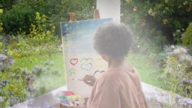 Park 'ta resim yapan son sınıf öğrencisinin ışıltısı. emeklilik ve mutlu yaşlı yaşam konsepti dijital olarak oluşturulmuş video.