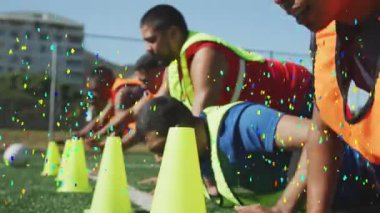 Renkli konfeti, spor yapan erkek futbolculardan oluşan takıma karşı düşüyor. Spor, spor ve teknoloji konsepti