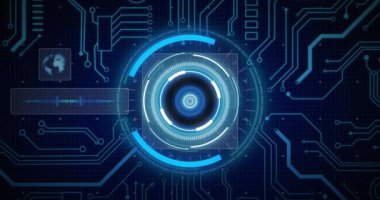 Bilgisayar devre kartında tarama ve veri işleme dürbünlerinin animasyonu. küresel teknoloji, dijital arayüz ve veri işleme kavramı dijital olarak oluşturulmuş video.