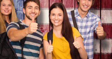 Amerikan bayrağı üzerinde başparmağı olan çeşitli öğrenci gruplarının animasyonu. Vatanseverlik, eğitim ve kutlama konsepti dijital olarak oluşturulmuş imaj.