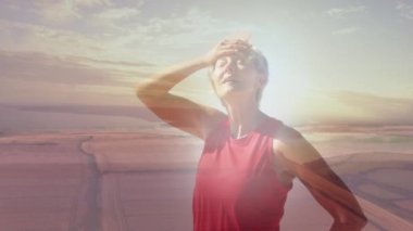 Mutlu yaşlı kadın portresinin üzerinde parlayan ışığın animasyonu. emeklilik ve yaşlı yaşam konsepti dijital olarak oluşturulmuş video.