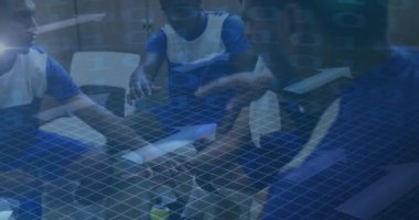 Okların animasyonu ve futbol oyuncularının soyunma odasında el ele tutuşmaları üzerine ikili kodlama. teknoloji, dijital arayüz, spor ve yarışma konsepti dijital olarak oluşturulmuş video.