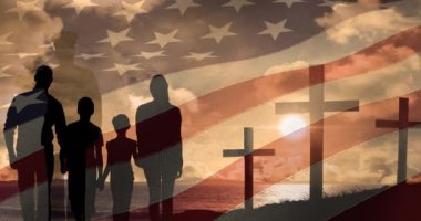 Haç asker siluetinin canlandırılması ve Amerikan bayrağı üzerinde hareket eden aile selamlaması. Amerikan vatanseverliği ve din konsepti dijital olarak oluşturulmuş imaj.