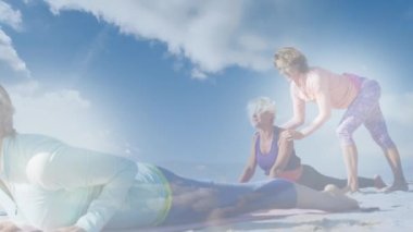 Yaşlı kadınların egzersiz yapması ve bulutların arka planında parlayan ışıkların canlandırılması. emeklilik ve yaşlı yaşam konsepti dijital olarak oluşturulmuş video.