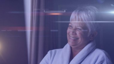 Mutlu son sınıf öğrencisinin el sallamasının portresinin üzerinde parlayan ışığın animasyonu. emeklilik ve yaşlı yaşam konsepti dijital olarak oluşturulmuş video.