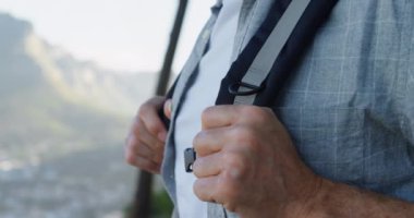 Dağlarda sırt çantalı mutlu yaşlı adamın üzerinde parlayan ışığın animasyonu. emeklilik ve yaşlı yaşam konsepti dijital olarak oluşturulmuş video.