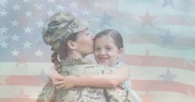 Amerikan bayrağının üzerinde gülümseyen kızını kucaklayan kadın askerin animasyonu. Asker, dijital olarak üretilen aile imajına geri dönüyor..