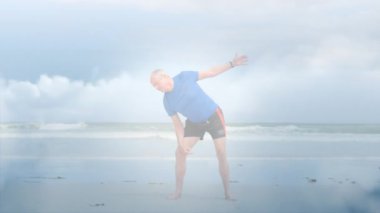 Deniz kenarında egzersiz yapan yaşlı bir adamın portresinin üzerinde parlayan ışığın animasyonu. emeklilik ve yaşlı yaşam konsepti dijital olarak oluşturulmuş video.