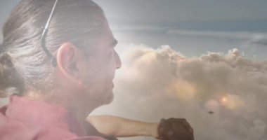 Yaşlılar ve bulutlar üzerinde parlayan ışıkların animasyonu. emeklilik ve yaşlı yaşam konsepti dijital olarak oluşturulmuş video.