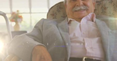 Mutlu son sınıf öğrencisinin portresinin üzerinde parlayan ışığın animasyonu. emeklilik ve yaşlı yaşam konsepti dijital olarak oluşturulmuş video.