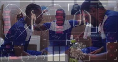 Toplanarak gelen erkek futbolcu takımına karşı veri işleme ile dijital arayüz. Spor, spor ve teknoloji konsepti