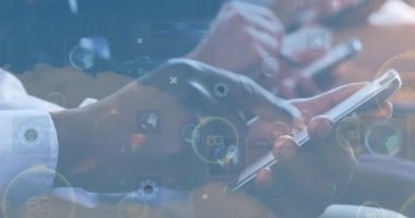 6G metin animasyonu, dürbün taraması ve elektronik cihazlar kullanan iş adamları. küresel ağlar, teknoloji ve dijital arayüz konsepti dijital olarak oluşturulmuş vide