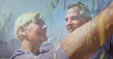 Açık havada dans eden yaşlı çiftin üzerinde parlayan ışığın animasyonu. emeklilik ve sağlıklı yaşlı yaşam konsepti dijital olarak oluşturulmuş video.