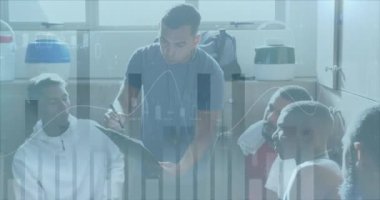 Koç ve futbolcuların soyunma odalarında yaptıkları istatistiklerin animasyonu. teknoloji, dijital arayüz, spor ve yarışma konsepti dijital olarak oluşturulmuş video.