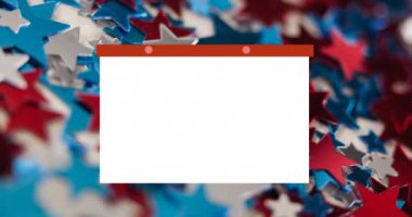 Amerikan bayrağı renginde yıldızların üzerinde hareket eden sembol kartı ve mavi yıldızın animasyonu. Vatanseverlik ve kutlama konsepti dijital olarak oluşturulmuş imaj.