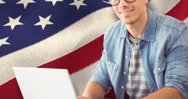 Amerikan bayrağı üzerinde dizüstü bilgisayar kullanan erkek öğrencinin animasyonu. Vatanseverlik, eğitim ve kutlama konsepti dijital olarak oluşturulmuş imaj.