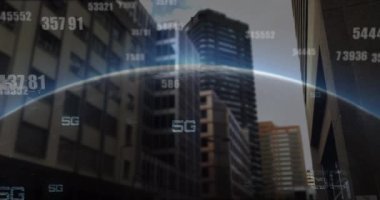 Sayıların değişiminin animasyonu ve modern şehir manzarası üzerinde 5g metin. küresel teknoloji, dijital arayüz ve veri işleme kavramı dijital olarak oluşturulmuş video.